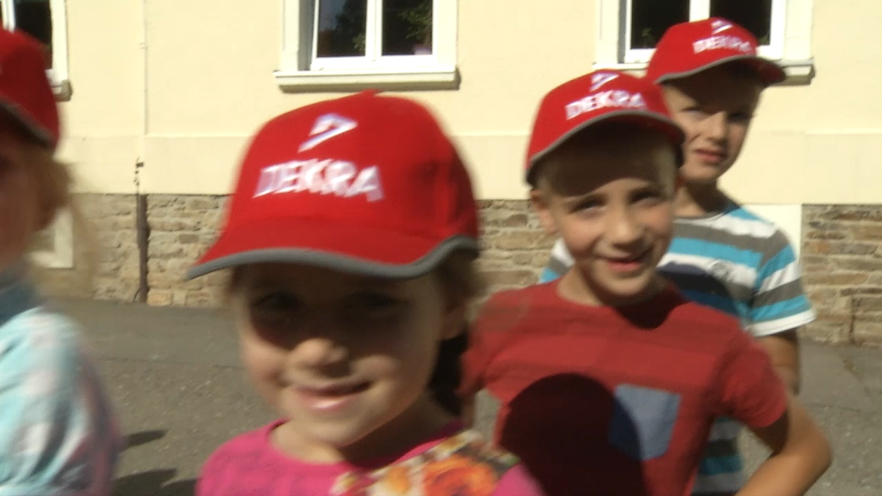 MEgional mit Roten Mützen für kleine Köpfe MEgional mit Roten Mützen für kleine Köpfe