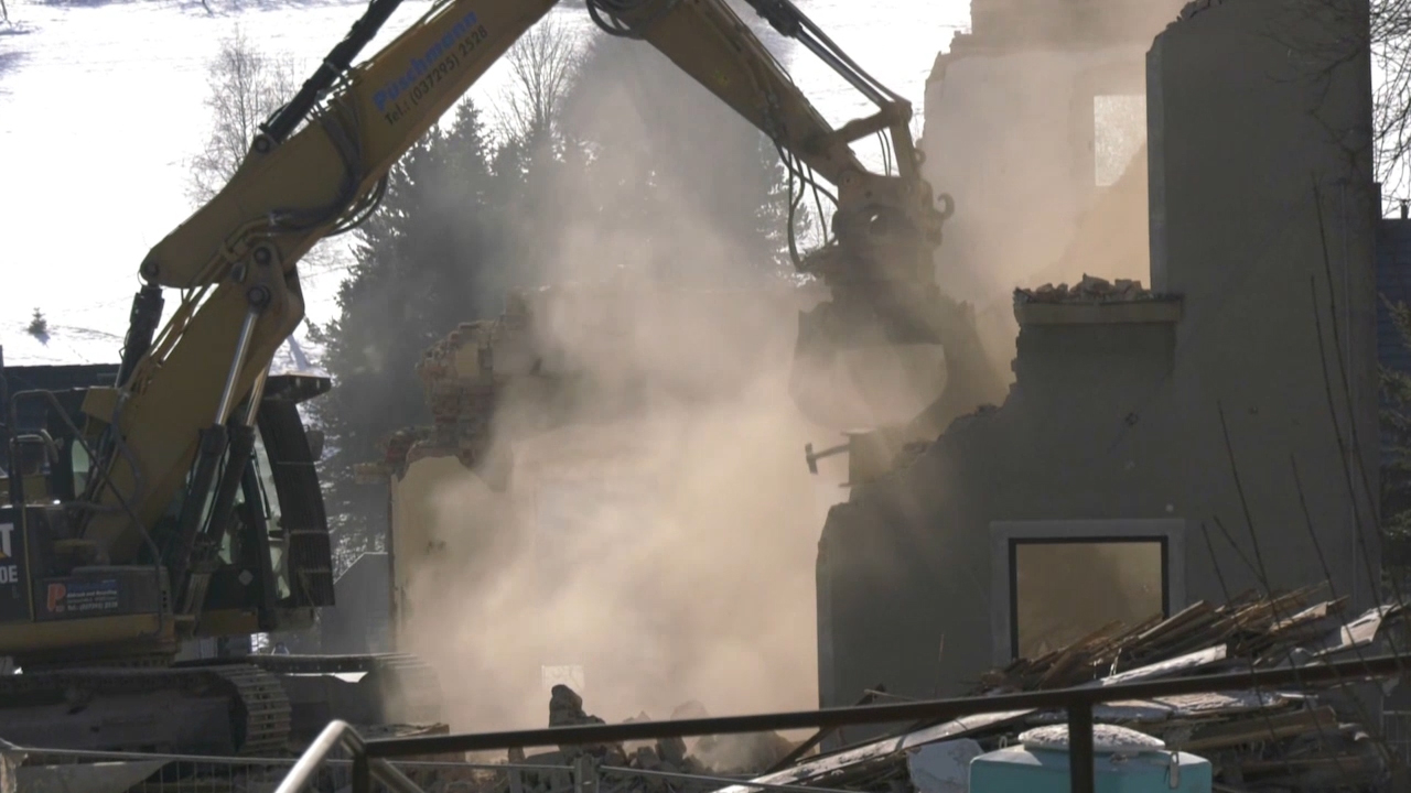 MEgional heute mit dem Abriss der Alten Schule in Rübenau MEgional heute mit dem Abriss der Alten Schule in Rübenau